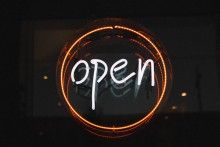 neon z napisem "open"