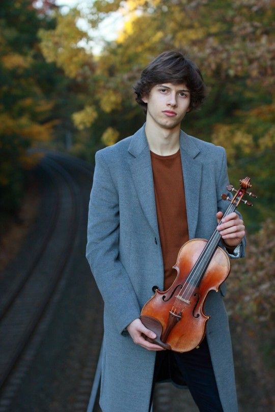 Adam Suska - 18-letni skrzypek wywodzący się z gdańskiego środowiska artystycznego. 