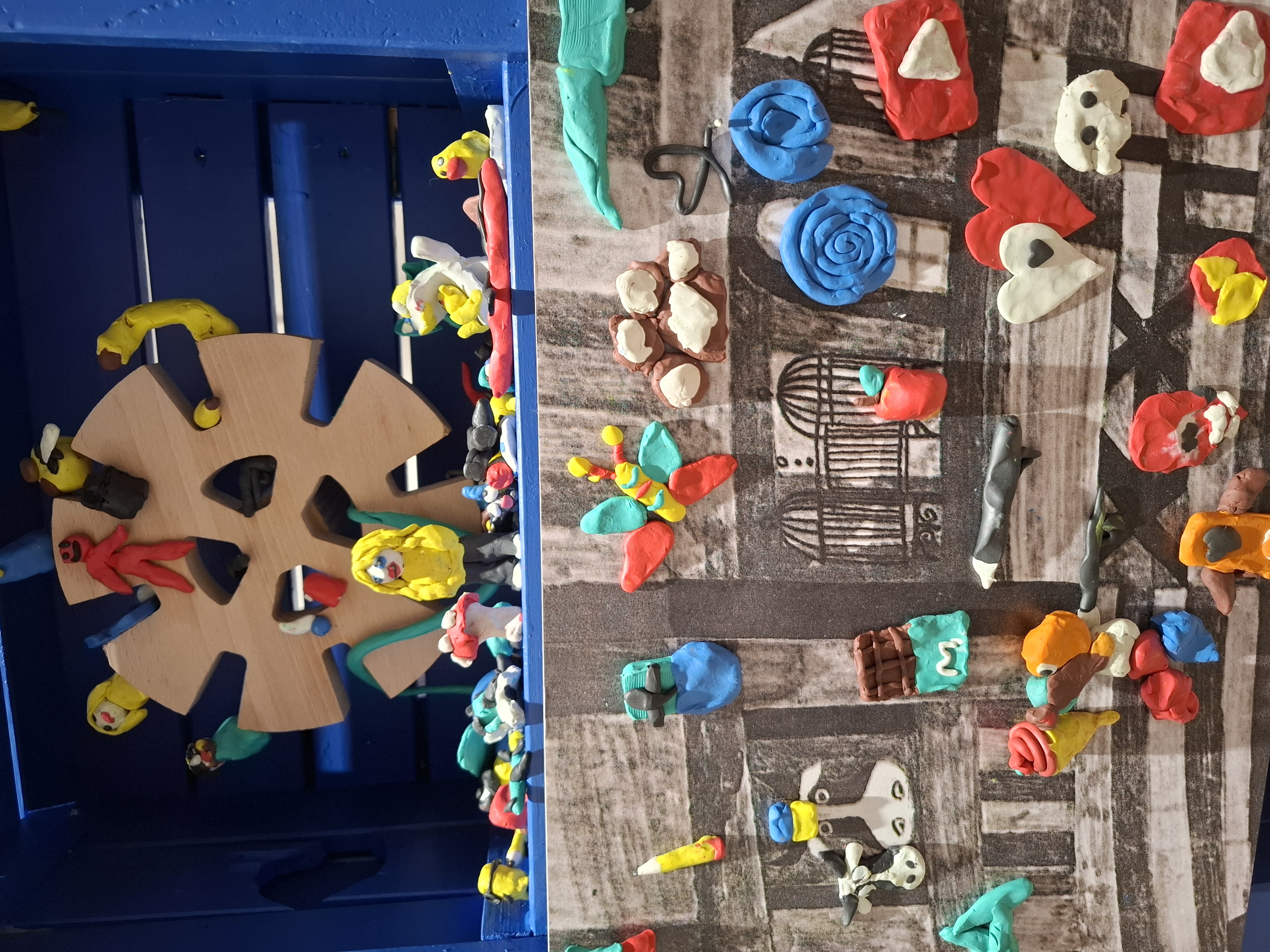 zdjęcie plastelinowych figurek wykonanych przez odwiedzających wystawę