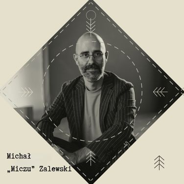 zdjęcie mężczyzny w okularach, z brodą w garniturze, napis: MIchał Miczu Zalewski