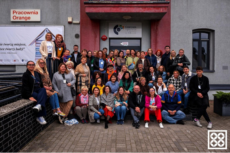 zdjęcie grupowe. Ludzie przed wejściem do centrum kultury w Debrznie