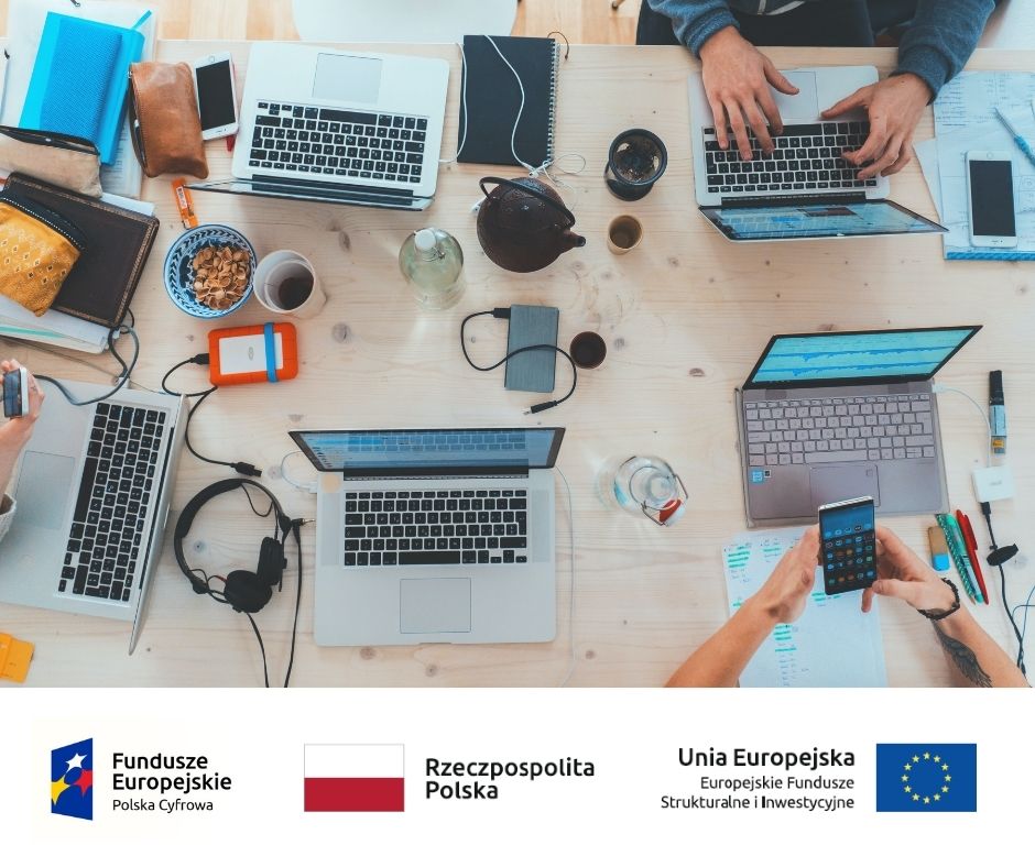 zdjęcie biura a na min laptopy, notebooki, telefony komórkowe, smartfony, słuchawki, ładowarki, kable i kubki z kawą