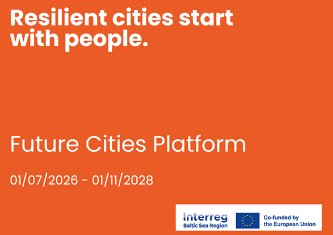 Grafika promująca „Future Cities Platform”. Na pomarańczowym tle znajduje się biały napis „Resilient cities start with people.” oraz poniżej „Future Cities Platform”. Widoczny jest także zakres dat „01/07/2026 – 01/11/2028”. W prawym dolnym rogu umieszczono logo programu Interreg Baltic Sea Region oraz informację, że projekt jest współfinansowany przez Unię Europejską.