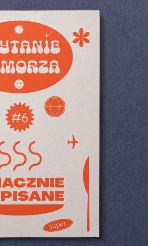 zdjęcie okładki książki Czytanie Pomorza. Smacznie napisane #6 pomarańczowe sylwetki talerza, sztućce na granatowym tle