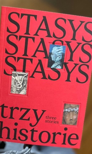 zdjęcie okadki ksiażki, czerwone tłom czarne napisy stasys trzy historie