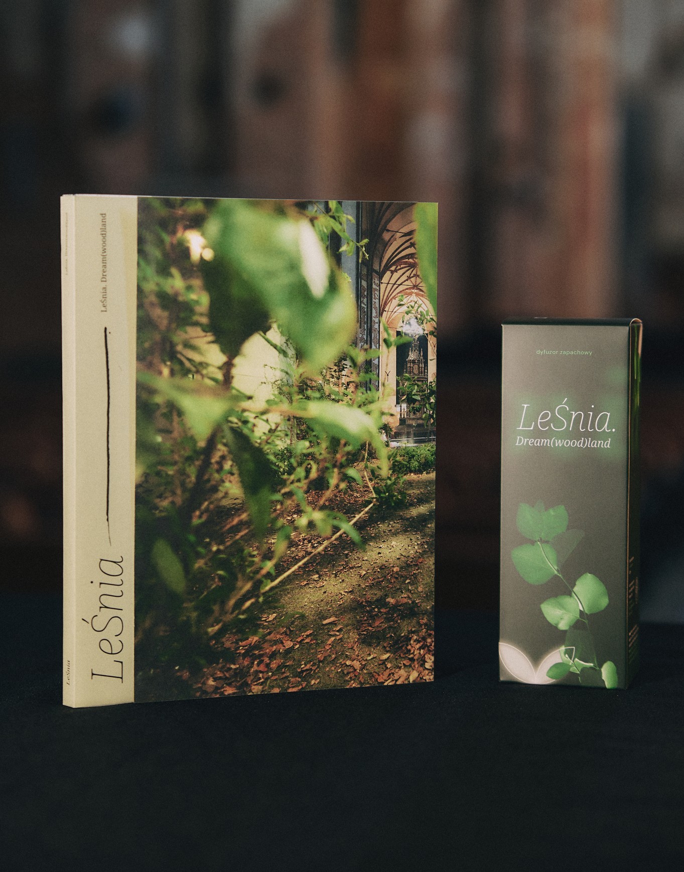 zdjęcie książki i kartonika z dyfuzorem zapachowym LeŚnia