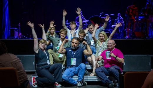 grupa radosnych ludzi 