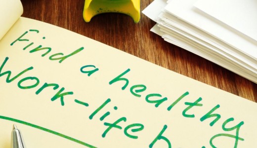 zdjęcie notesu na biurku, napis" find a halthy work-life balance"