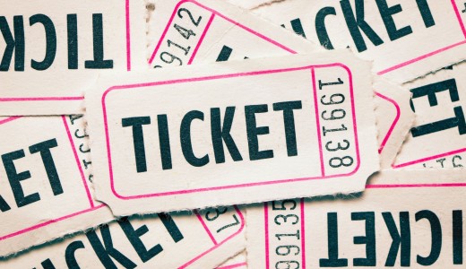 zdjęcie rozsypanych biletów. białe kartoniki z różową ramką i napisem "ticket"