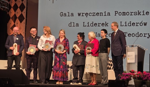 zdjęcie ludzi na scenie statuetki, kwiatki