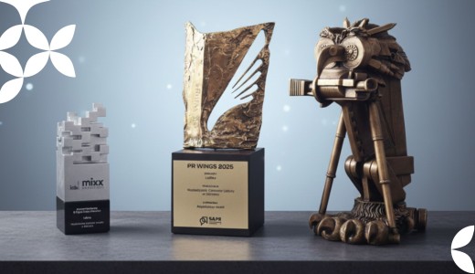 zdjęcie trzech statuetek