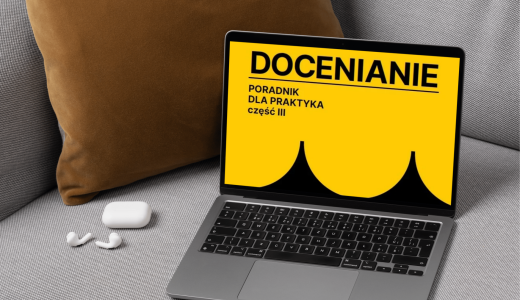 zdjęcie laptopa na kanapie, obok słuchawki, na monitorze fragment okładki i napis "docenianie. poradnik dla praktyka cz. III"