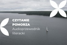 zdjęcie samotnej łódki pływającej po gładkiej wodzie