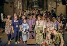 grupa ludzi na scenie