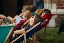 zdjęcie ludzi odpoczywjących na leżaku