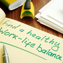 zdjęcie notesu na biurku, napis" find a halthy work-life balance"
