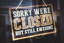 zdjęcie tabliczki na drzwiach. Napis "Sorry we're closed but still awesome"