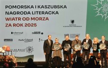 zdjęcie ludzi na scenie, w tle napis "pomorska i kaszubska nagroda literacka "wiatr od morza za rok 2025"