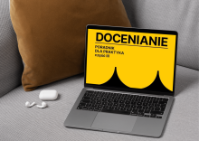 zdjęcie laptopa na kanapie, obok słuchawki, na monitorze fragment okładki i napis "docenianie. poradnik dla praktyka cz. III"