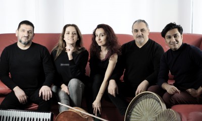 Zdjęcie przedstawia muzyków zespołu z instrumentami