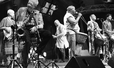 Zdjęcie przedstawia zespół Ikenga Drummers na scenie