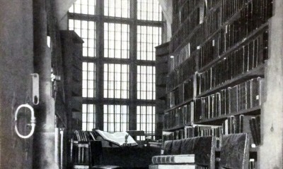 Archwialen zdjęcie biblioteki w kościele św. jana. Czarno białe