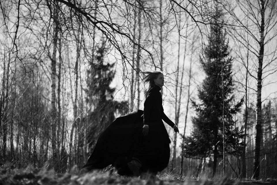 kobieta w lesie, długa suknia, ciemno