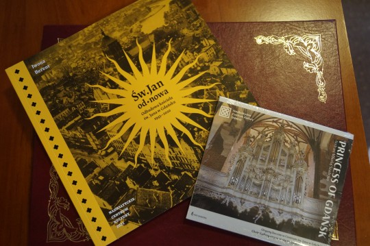 zdjęcie katalogu pt. "Św. jan Od-Nowa. Odbudowa kościoła św. Jana w Gdańsku" i płyty CD "koncert inauguracyjny organów Johanna Friedricha Rhodego" leżących na biurku