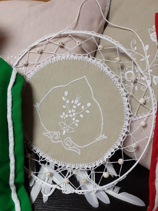 zdjęcie haftu białego na tomborku