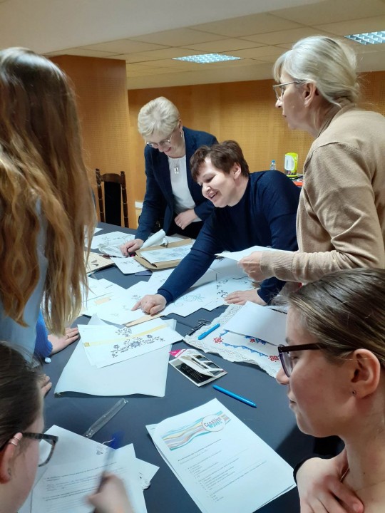 kobiety wokół stołu, rozmowa