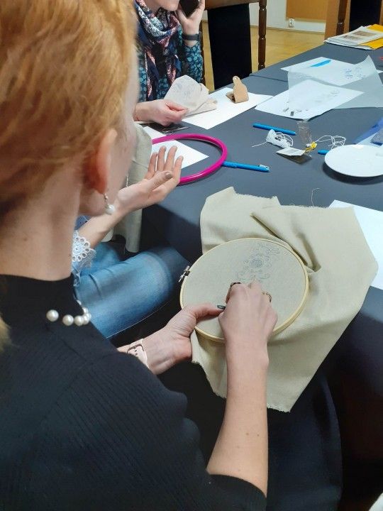 zdjęcie kobiety wyszywającej haft na tomborku