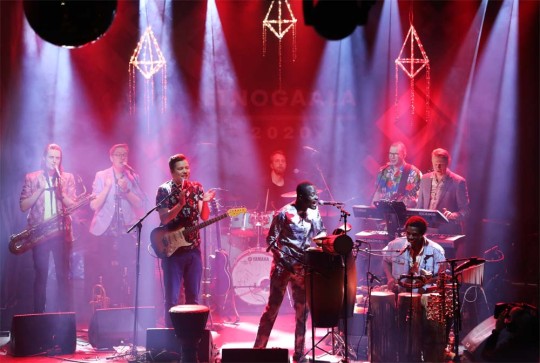 Zespół koncertuje na scenie. Scena jest jasno oswietlona kolorami niebieskim i czerwonym. Koncert 26 sierpnia 2023. 13. Festiwal Kultur "Okno na świat".