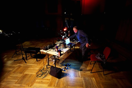 widok na stół z elektronicznymi instrumentami
