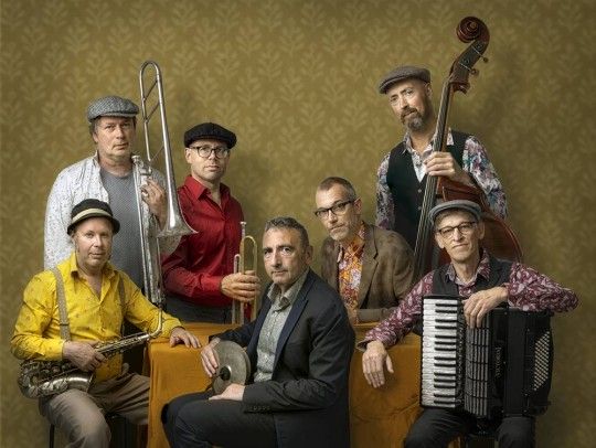 Amsterdam Klezmer Band. Grupa sześciu muzyków z instrumetami akustycznymi. 