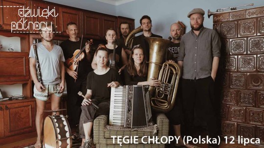 Muzycy pozują do zdjęcia w mieszkaniu. Z prawej strony piec. Festiwal Dźwięki Północy, Gdańsk, 11-14 lipca