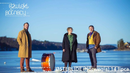 Trójka muzyków pozuje do zdjęcia na tle jeziora, między nimi stoi bęben, Festiwal Kultur, Gdańsk, 11-14 licpa 2024