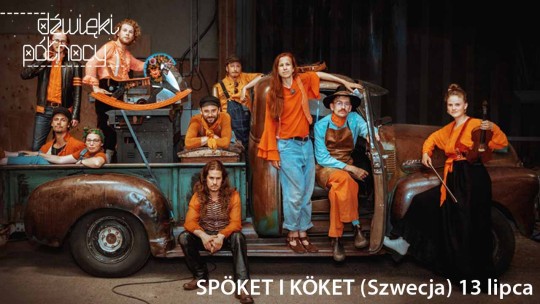 Grupa ubranych kolorowo muzyków pozuje do zdjęcia. Festiwal Dźwięki Północy, Gdańsk, 11-14 lipca 2024 
