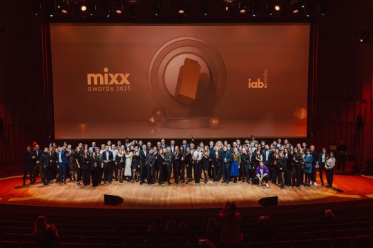 Zdjęcie tłumu ludzi na scenie. Wyróżnienie i lauraci nagrody. Zdjęcie zbiorowe