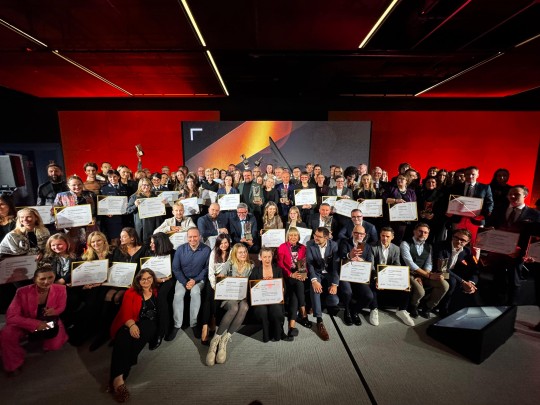 zdjęcie zbiorowe. laueraci i wyróżnieni na scenie