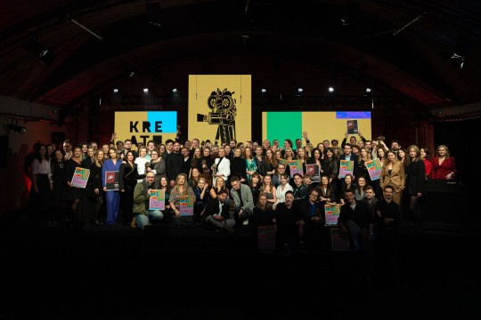 zdjęcie zbiorowe. laueraci i wyróżnieni na scenie