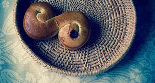 Lussekatter, zdjęcie tradycyjnej bułeczki szafranowej w koszu