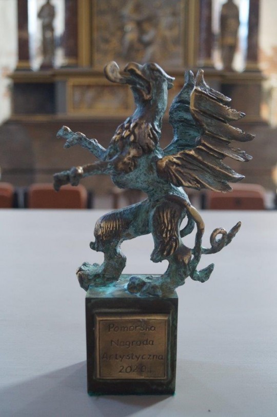 fotografia statuetki gryfa z napisem pomorska nagroda artystyczna