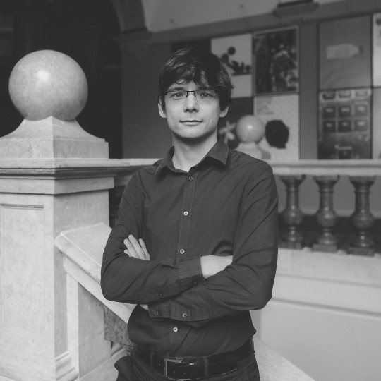 Czarno biała fotografia młodego mężczyzny 