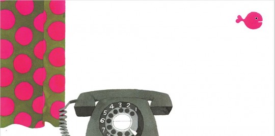 ilustracja z książki, telefon, zasłonka w oknie, rybka
