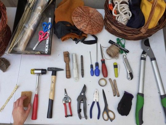 stół z narzędziami