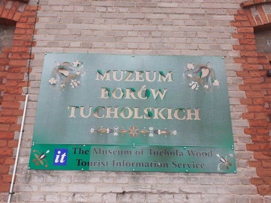 Tablica z napisem: Muzeum Borów Tucholskich