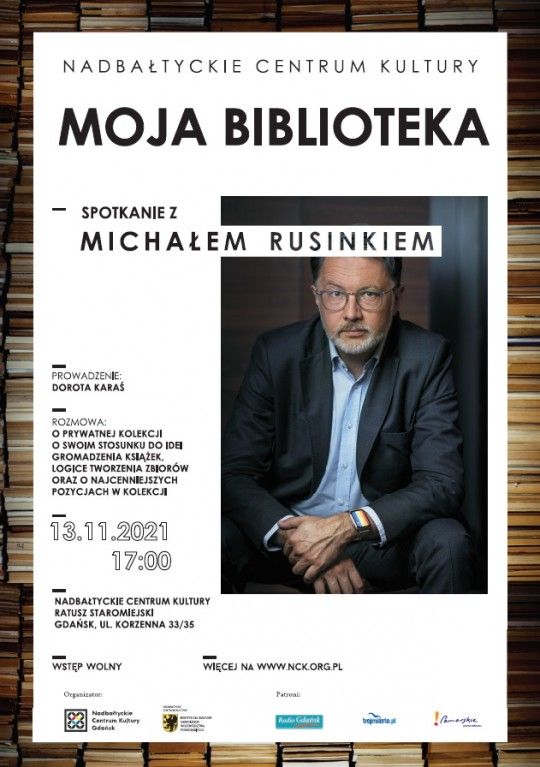 plakat zdjęcie mężczyzny w okularach (Michał Rusinek), na tle regału książkami. Napis Moja Biblioteka, spotkanie z Miachłem Rusinkiem