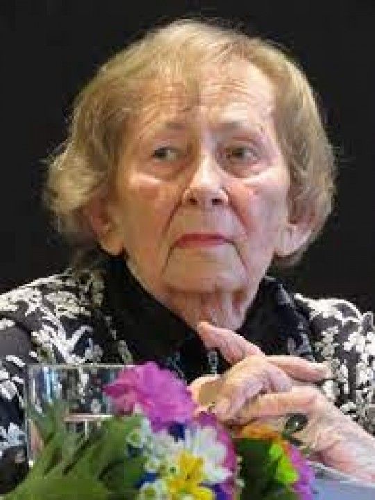 Fotografia kobiety w starszym wieku z bukietem kwiatów