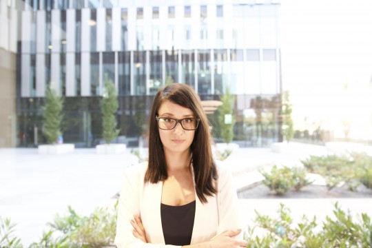 zdjęcie portret kobiety. okulary na zewnątrz