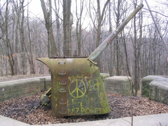Armata kalibru 130 mm na platformie działobitni schronu 11. BAS (Fot. Marcin Dudek)